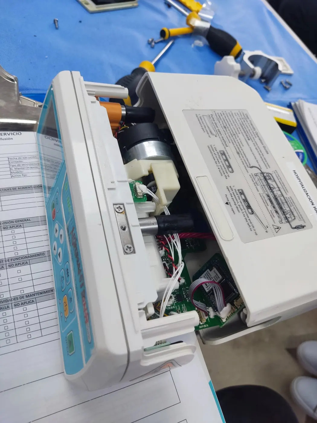 Interior de un equipo médico con la tapa abierta durante una revisión