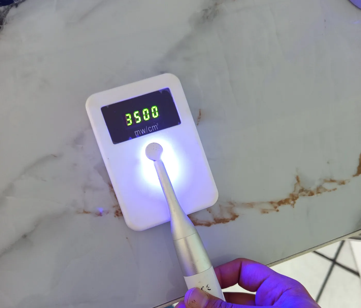 Medición de la potencia de una lámpara de fotocurado dental con un radiómetro