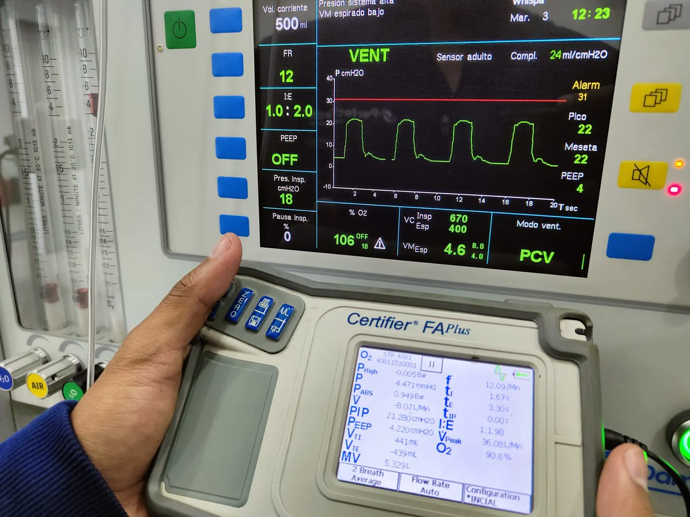 Analizador de flujo de gases conectado a un ventilador mecánico que muestra curvas de ventilación